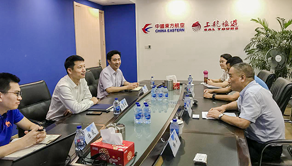 7月9日，集團(tuán)公司董事長(zhǎng)李漢東、副總經(jīng)理龔勇一行前往上航假期國(guó)際旅行社總部，拜訪上航假期總經(jīng)理靳黎軍，雙方就下一步開(kāi)展更加深入的合作進(jìn)行了洽談。市場(chǎng)營(yíng)銷部、經(jīng)營(yíng)管理部相關(guān)負(fù)責(zé)人陪同參加。.png