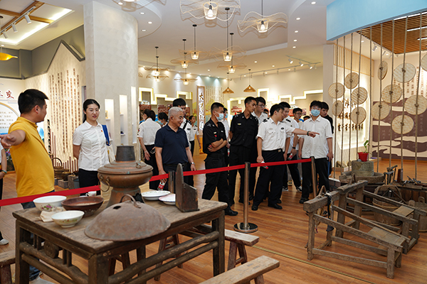 “助力鄉(xiāng)村振興，踐行艱苦奮斗” 將新員工黨性教育活動(dòng)搬到對(duì)口幫扶村.jpg