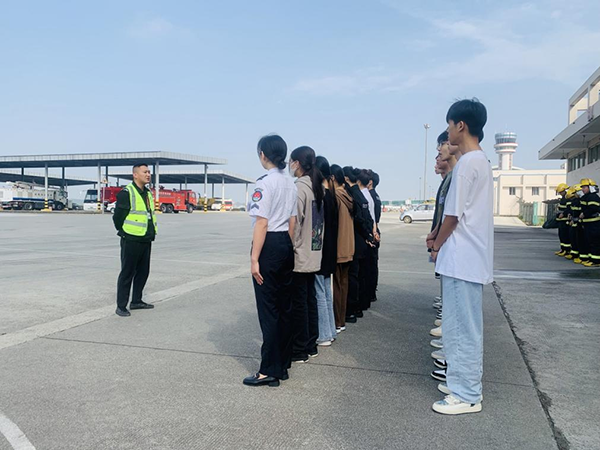 綿陽機場安檢站對閬中機場、民航校  實習(xí)生開展軍訓(xùn).png