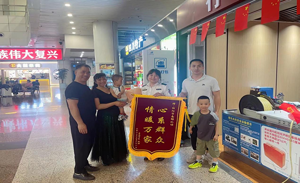 心系群眾，情暖萬家—— 綿陽機(jī)場安檢站暖心服務(wù)獲錦旗.png