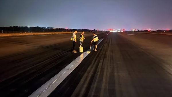 深夜，航班結(jié)束后，工作人員對跑道中心線進行復(fù)新_副本.jpg